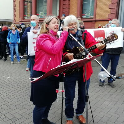 Lieder gegen Hass und Hetze: AsF- Vorstandsfrau Ricarda mit Liedermacher Uli Valnion